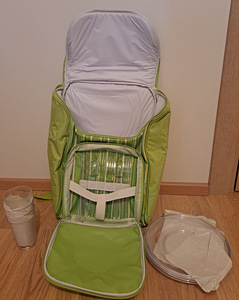 Pikniku seljakott koos plastikust tarvikutega (1 foto / 3)