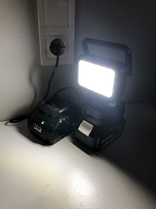 Uus makita aku 6 ah + led lamp + laadja koos komplektiga (7 foto / 9)