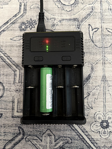 Nitecore зарядка (4 фото из 7)