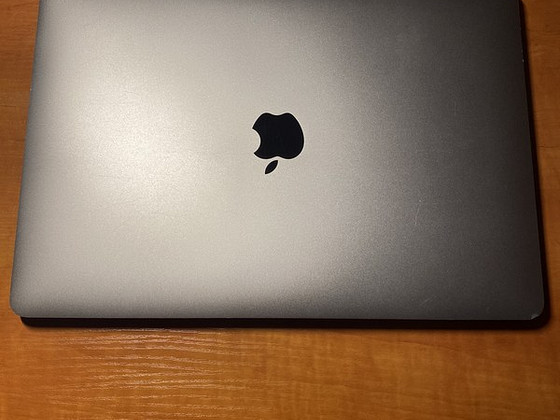 MacBook Pro 13” (2020) / 16GB RAM / 500GB SSD / i5