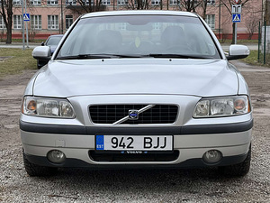 VOLVO S60 (3 фото из 11)