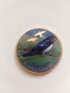 Suitsupääsukesele pühendatud kullatud mälestusmedal (1 foto / 4)