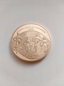 Laulu- ja tantsupeole pühendatud kullatud medal (1 foto / 3)