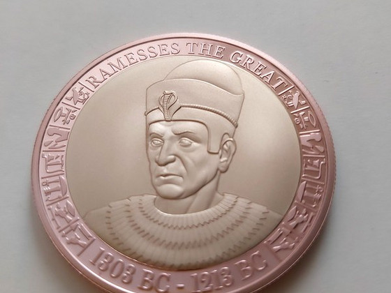 Позолоченная медаль, посвященная Рамзесу Великому
