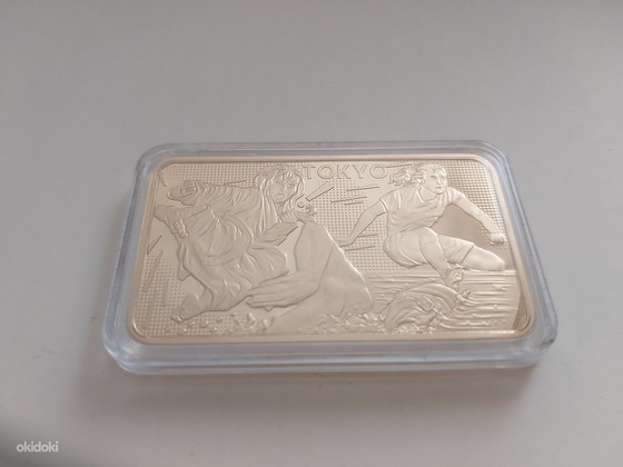 Позолоченая пластина, посвященная Олимпийским играм в Токио