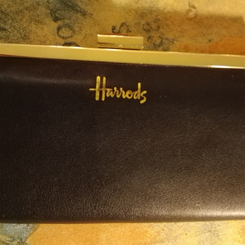 HARROD MUSTA NAHKALOMPAKKO