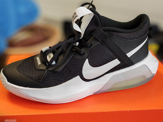 Детские кроссовки Nike.