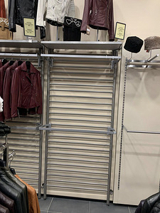 KAUPLUSE SISUSTUS - TÄIS KOMPLEKT (RIIETE JA MÜTSIDE JAOKS ) (4 foto / 7)