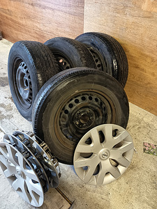 4 metallvelge koos rehvide ja ilukilpidega. (1 foto / 5)