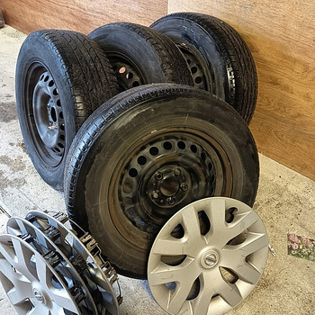 4 metallvelge koos rehvide ja ilukilpidega.