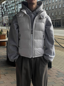 Moncler Hooded Vest (1 foto / 3)