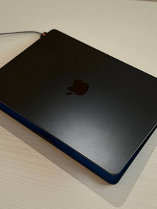 MacBook M3 (2 foto / 5)