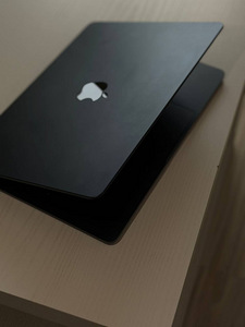 MacBook M3 (4 foto / 5)