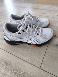 Võrkpallijalatsid Asics suurus 36 stp 22,5 cm (1 foto / 5)