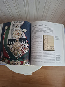 Книга (3 фото из 5)