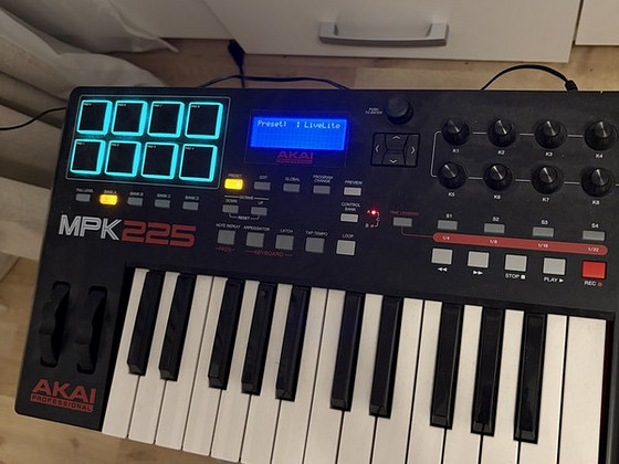 Akai MPK225