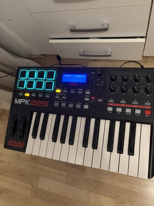 Akai MPK225 (1 foto / 2)