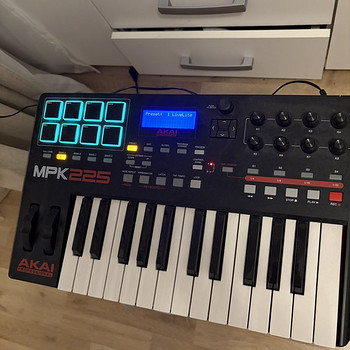 Akai MPK225
