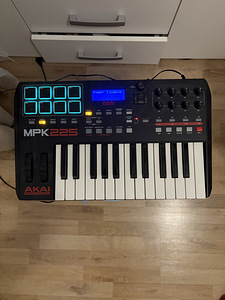 Akai MPK225 (2 foto / 2)