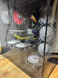 Игровой ПК + полный сетап (RTX 4060 / Ryzen 7 7800X3D) (2 фото из 10)