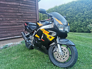 Honda CBR 900RR Fireblade (2 фото из 7)