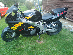 Honda CBR 900RR Fireblade (3 фото из 7)