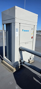 Воздушно-охлаждаемый жидкостный чиллер Daikin (7 фото из 9)