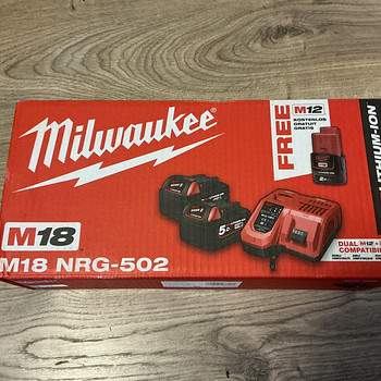 Аккумуляторы Milwaukee, зарядное устройство, НОВОЕ!!!