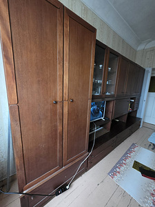 Отдается секционный шкаф из массива дерева (1 фото из 2)