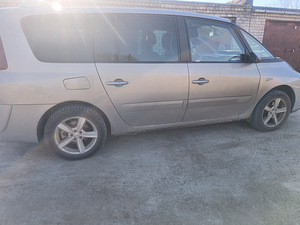 Renault Espace на запчасти (7 фото из 10)