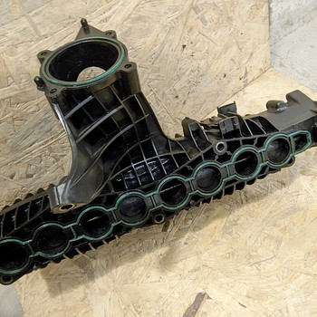 Volvo впускной коллектор - 31431955