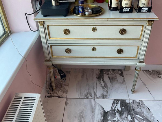 Тумбочка