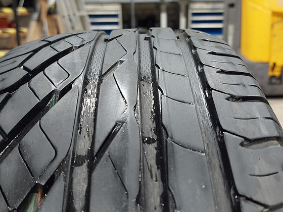 215/60R16 Uniroyal