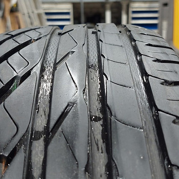 215/60R16 Uniroyal
