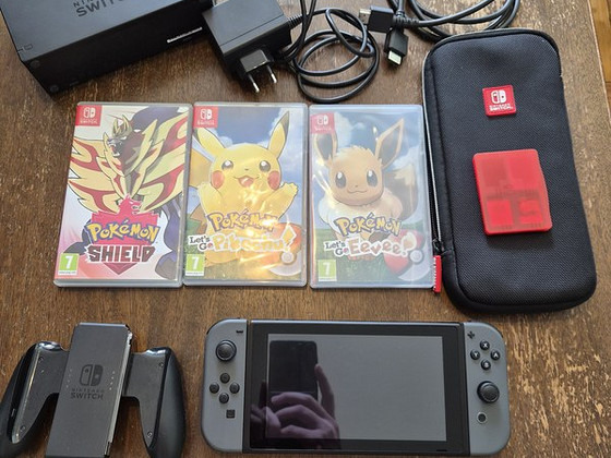 Nintendo Switch + 32GB карта памяти + 3 игры
