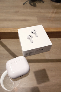 AirPods 4 (1 foto / 3)