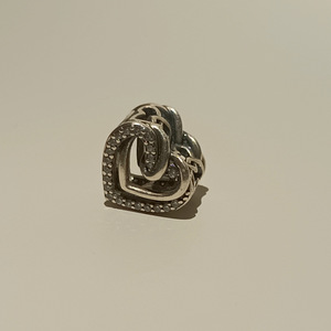 Pandora Amulett "Sädelevad põimunud südamed" (3 foto / 5)