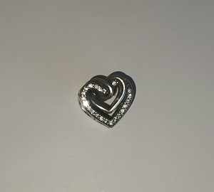 Pandora Amulett "Sädelevad põimunud südamed" (1 foto / 5)