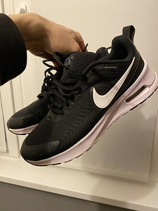 Nike кроссовки (1 фото из 5)