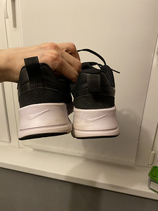 Nike кроссовки (2 фото из 5)