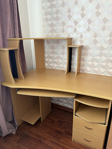 Компьютерный стол (3 фото из 3)