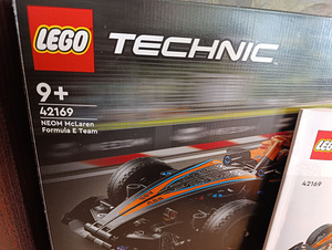 LEGO Technic NEOM McLaren Формула (5 фото из 5)