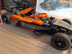 LEGO Technic NEOM McLaren Формула (2 фото из 5)