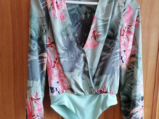 Guess body XS. Uus.
