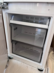 Встраиваемый холодильник Samsung (2 фото из 3)