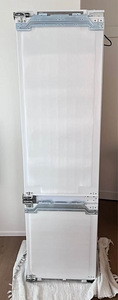 Встраиваемый холодильник Samsung (3 фото из 3)