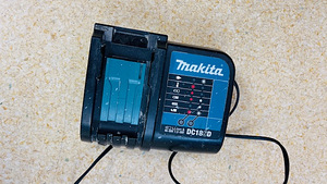 Зарядное устройство Makita DC18SD (1 фото из 3)