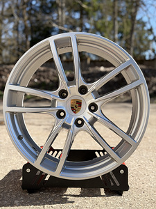 20" оригинальные диски Porsche разной ширины 5x130 + датчики (1 фото из 9)