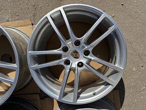 20" оригинальные диски Porsche разной ширины 5x130 + датчики (4 фото из 9)