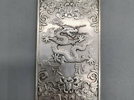 Draakoni kujutisega amulett
